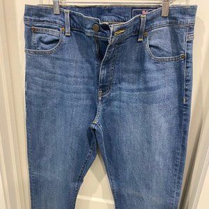 Vineyard Vine medium wash jeans